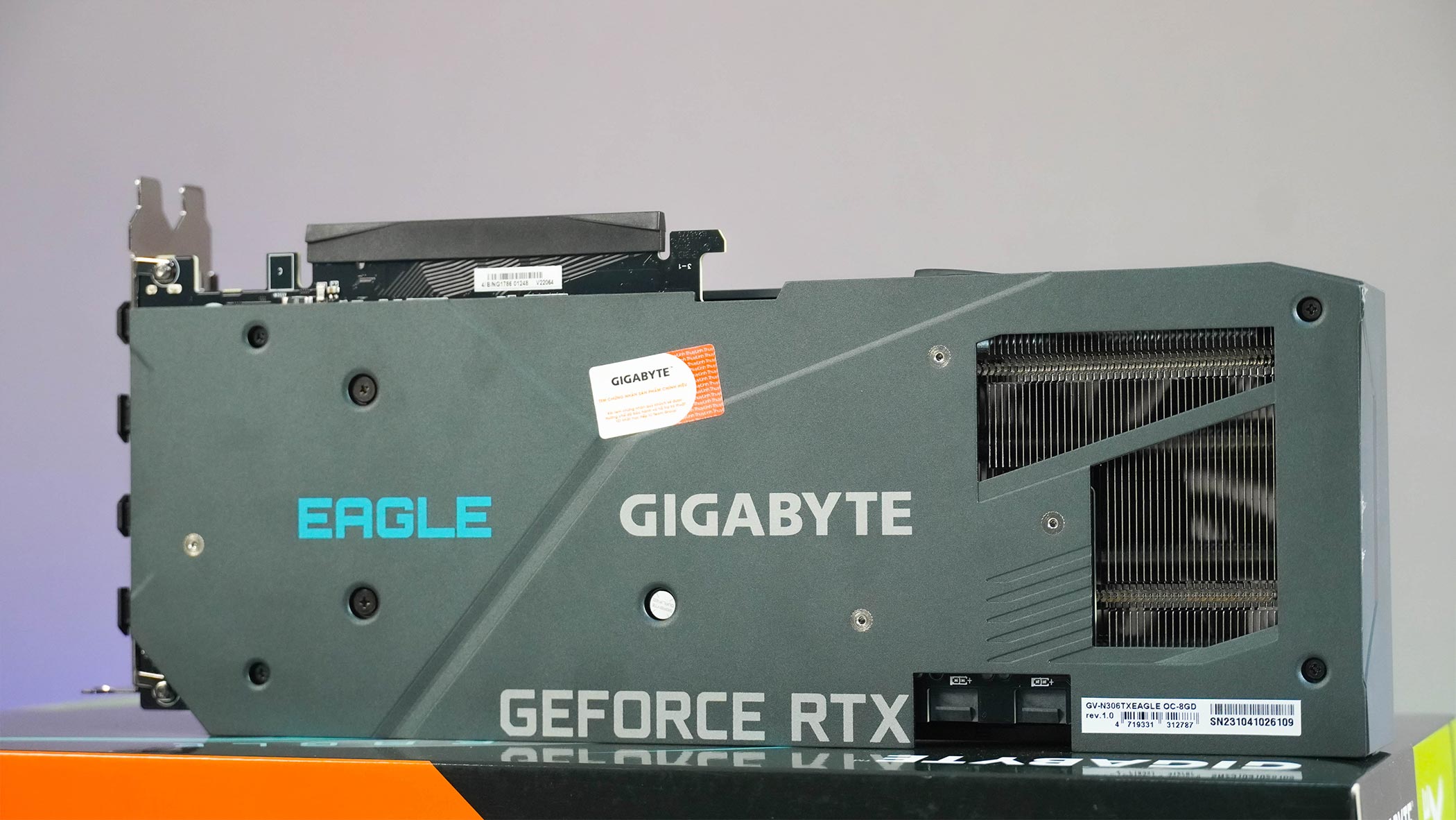 ngoại hình Gigabyte RTX 3060 Ti EAGLE OC D6X 8G