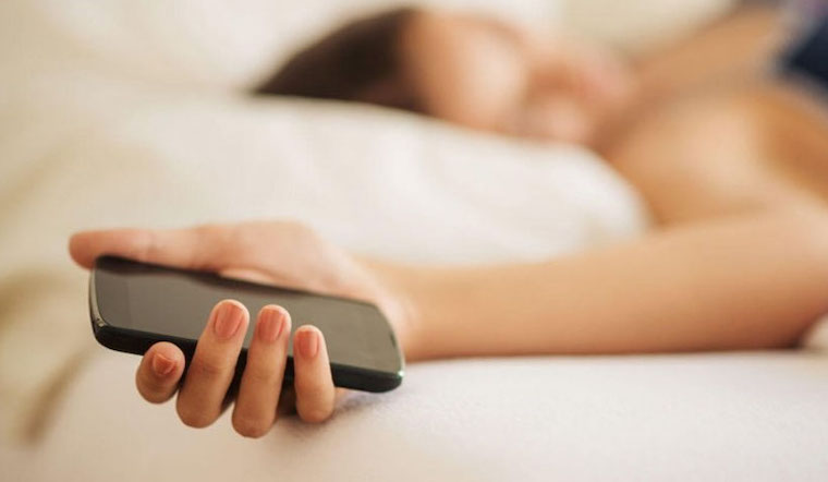 Đặt điện thoại ở gần khi ngủ có thể gây nguy hiểm như thế nào?