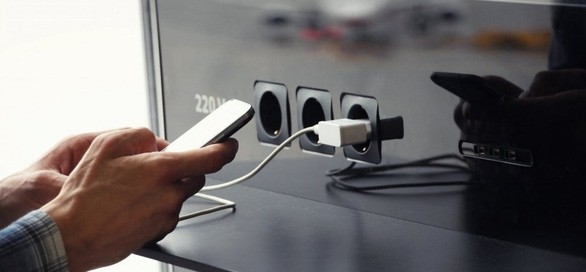 Nguy cơ tiềm ẩn đến từ các trạm sạc điện thoại công cộng